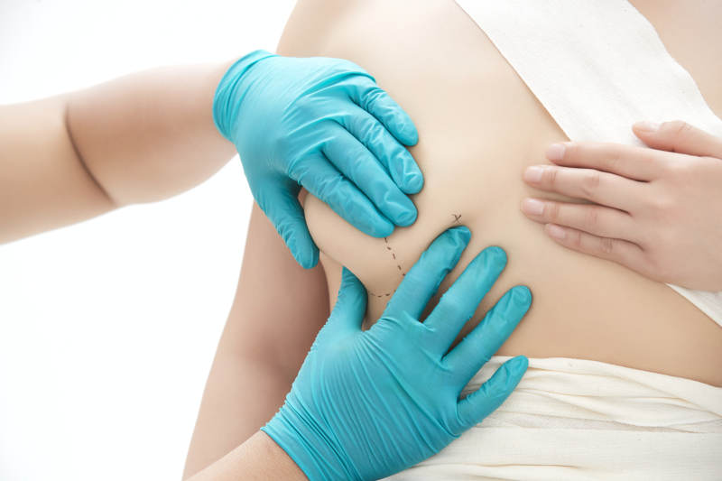 手法专业的足疗技师为客人服务图片