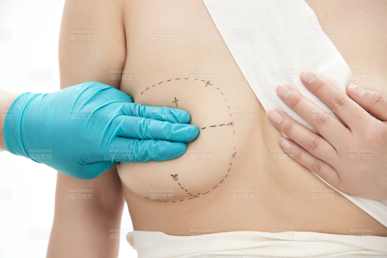 医生为胸部整形患者进行胸部检查图片