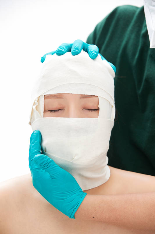 做面部注射整形的亚洲女士图片