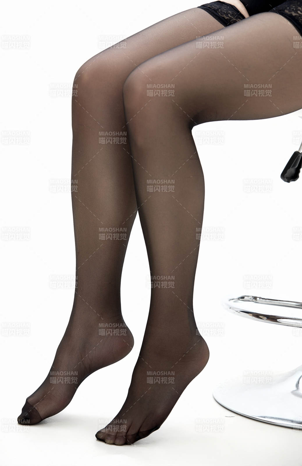 裸露的女性的足部特写图片