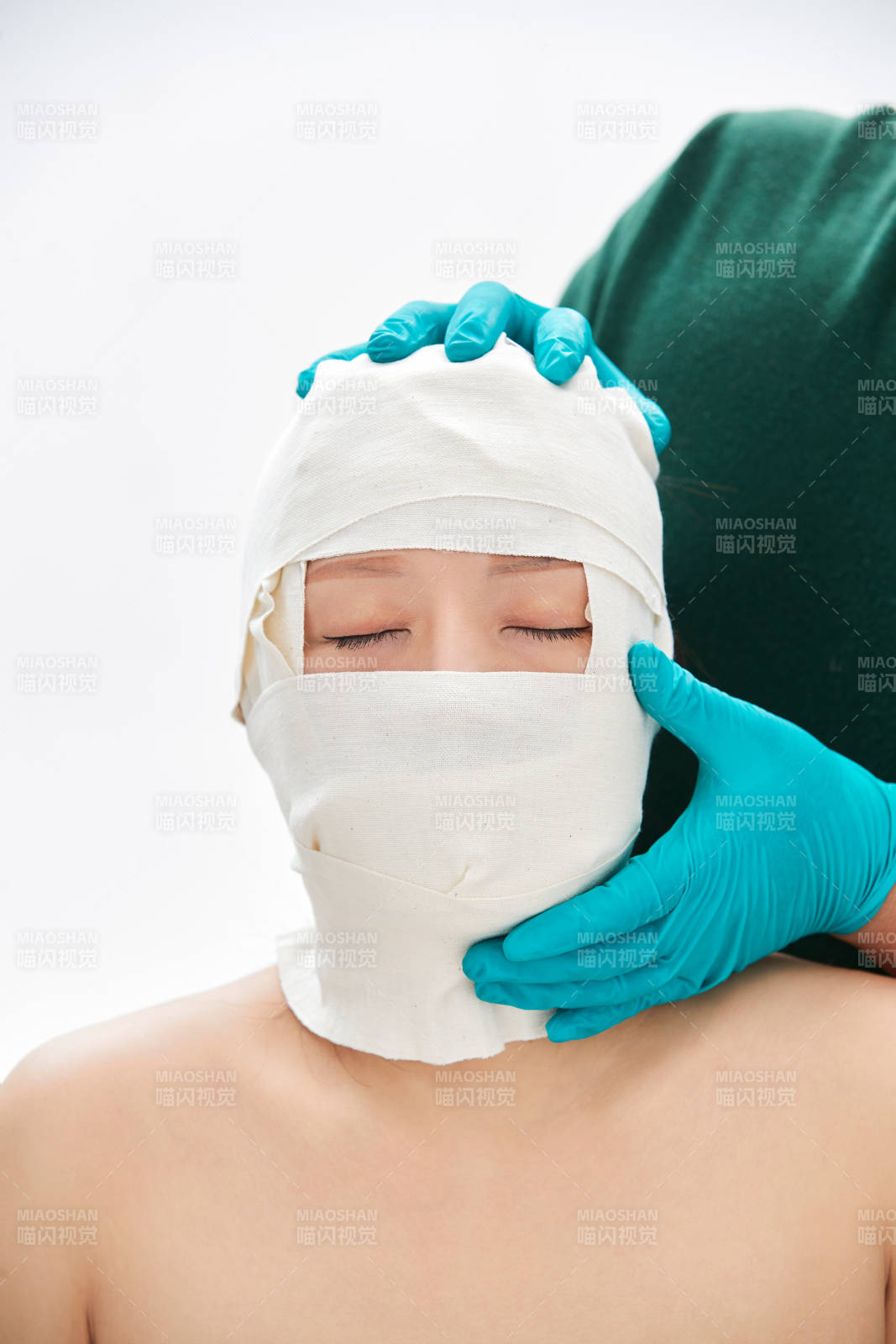 做面部注射整形的亚洲女士图片