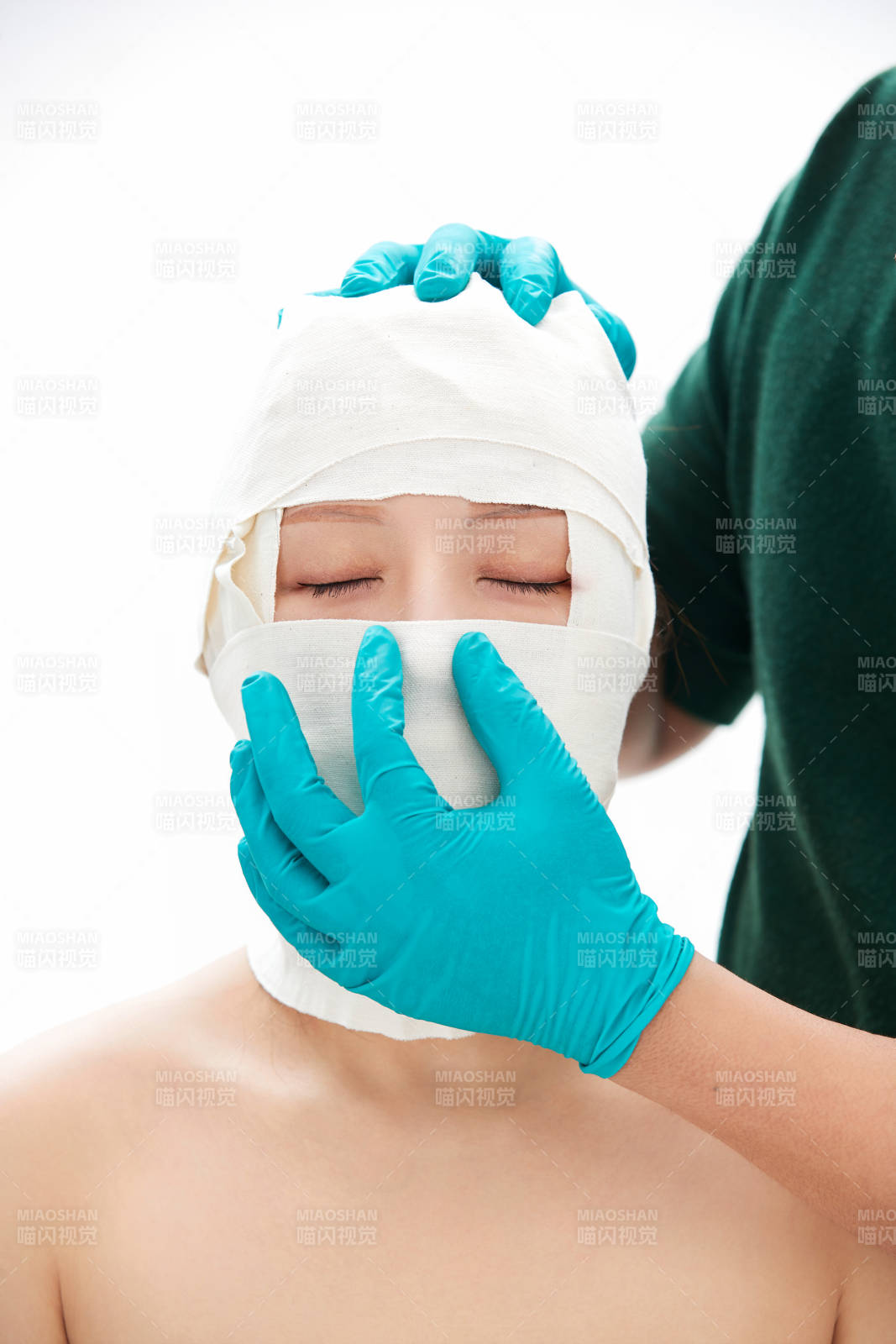 做面部注射整形的亚洲女士图片