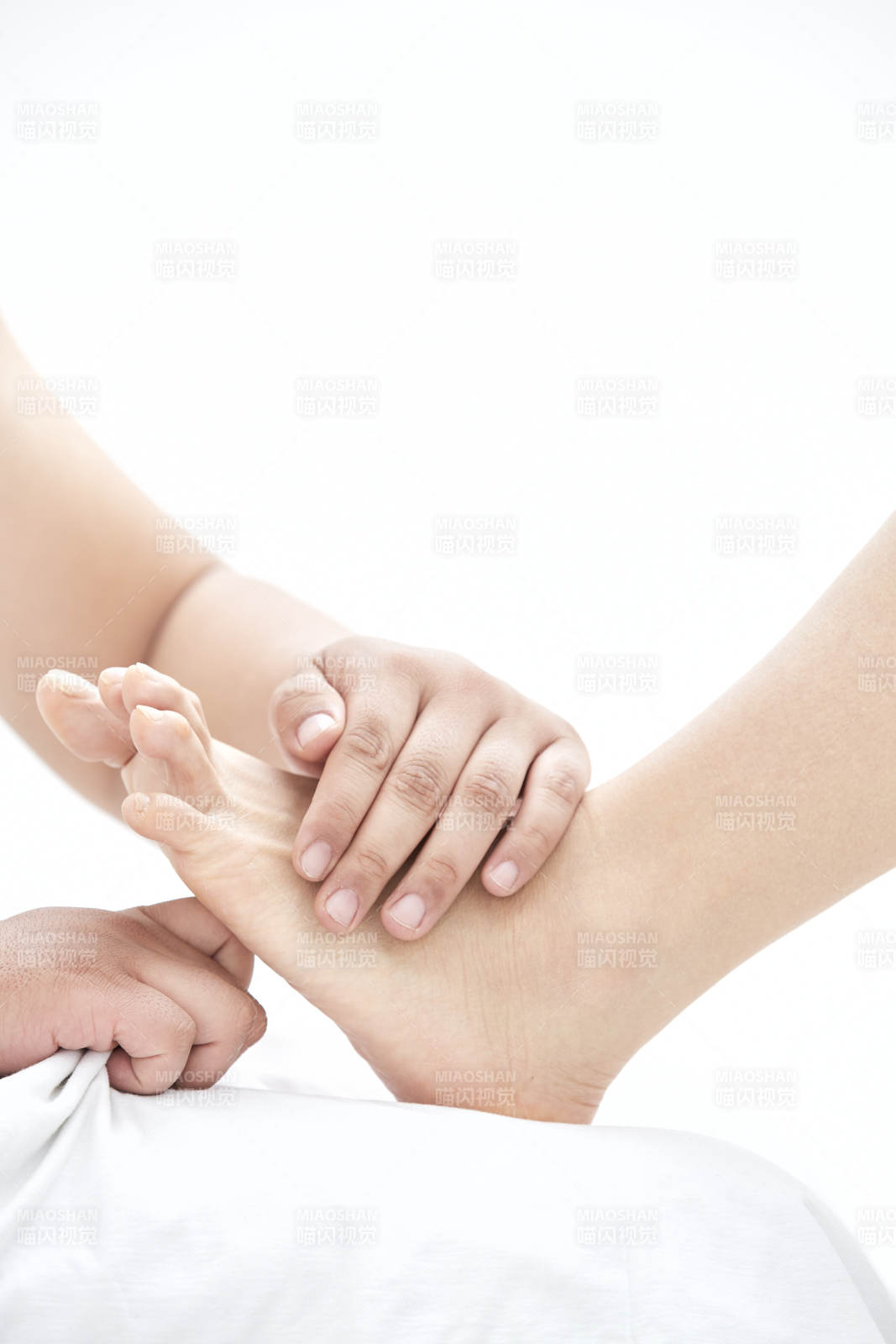 在白色背景上穿着黑色长袜的女人的苗条的腿图片