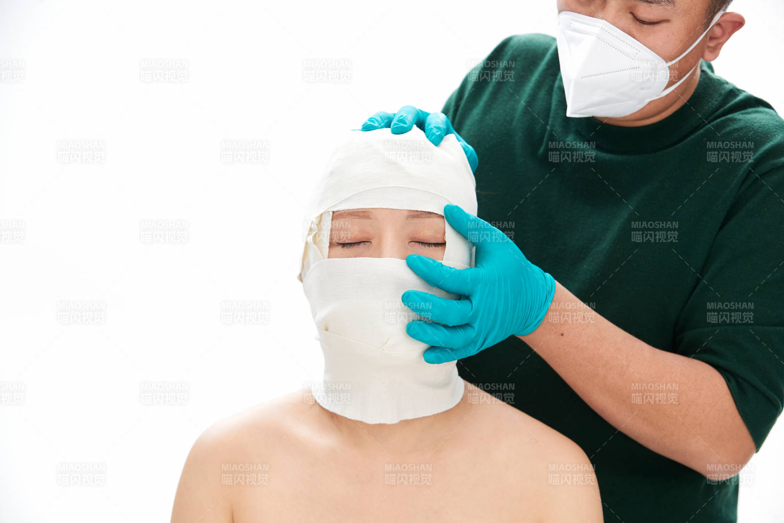 做面部注射整形的亚洲女士图片