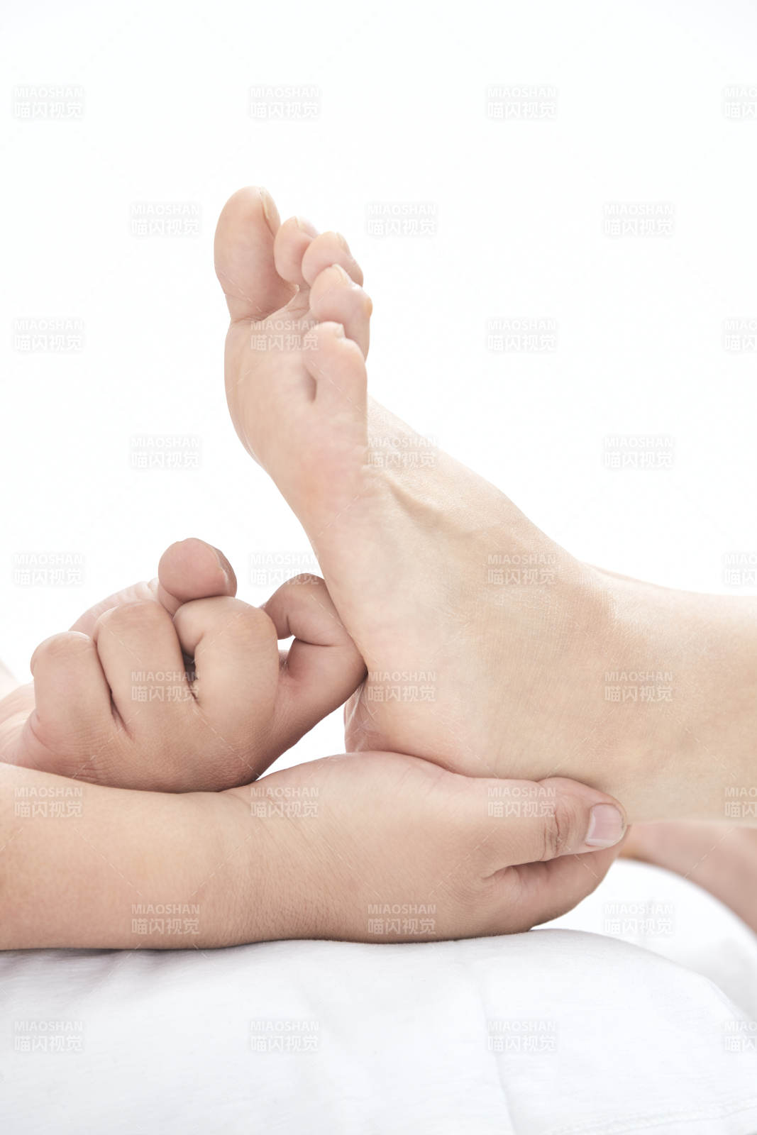 在白色背景上穿着黑色长袜的女人的苗条的腿图片