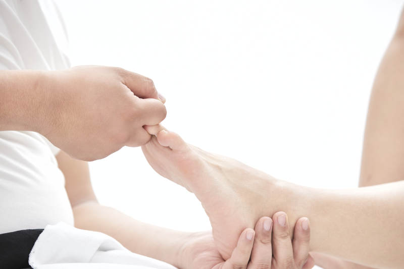 医生为患者进行足部检查图片