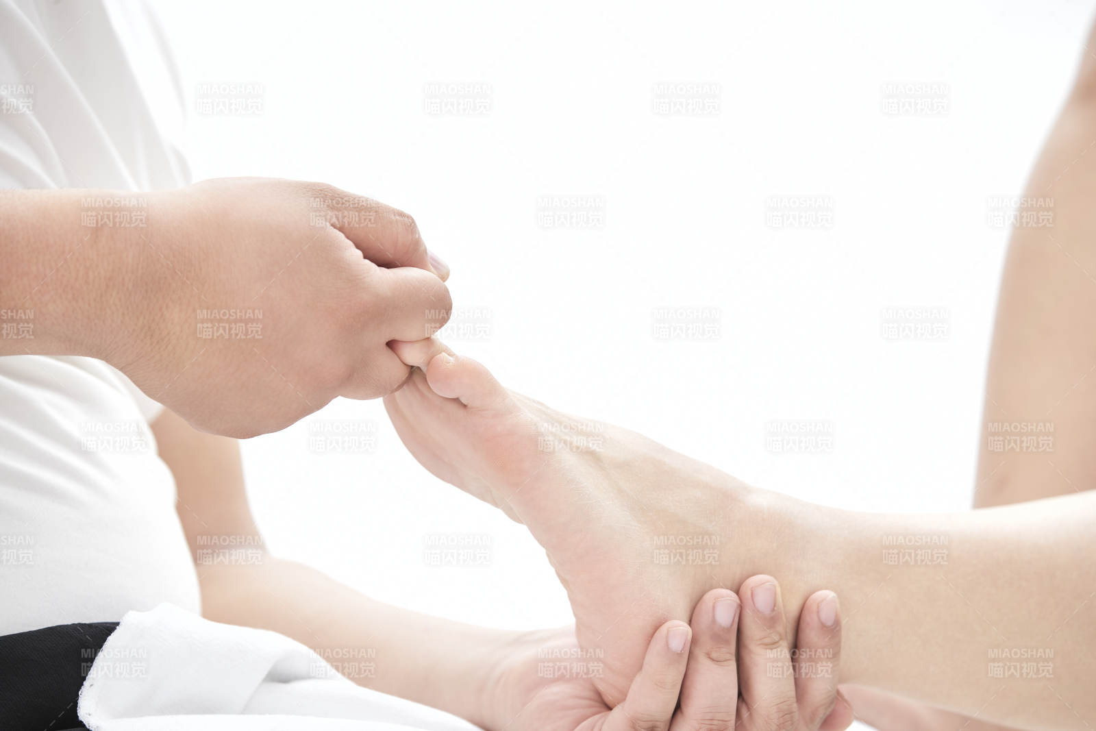 医生为患者进行足部检查图片