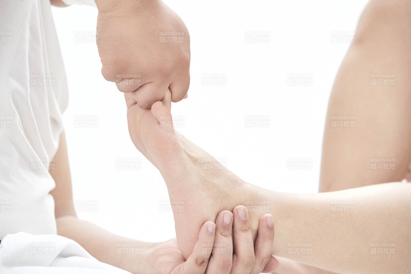 医生为患者进行足部检查图片