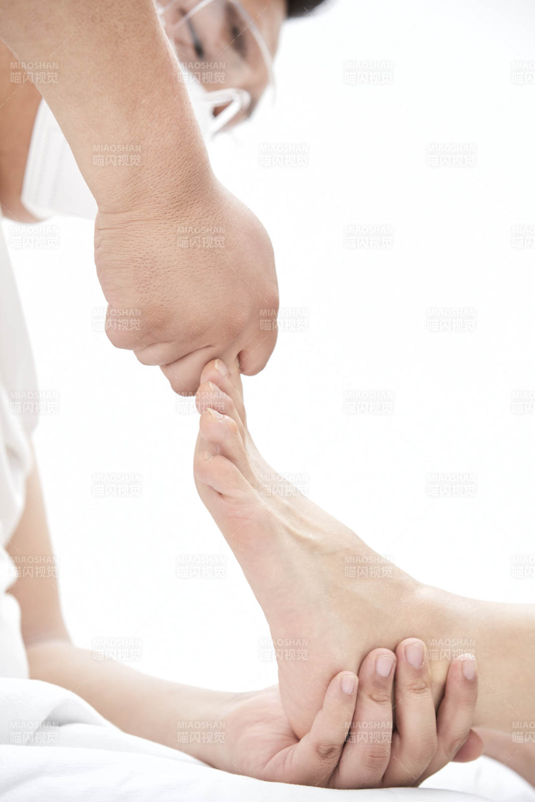 手法专业的足疗技师为客人服务图片