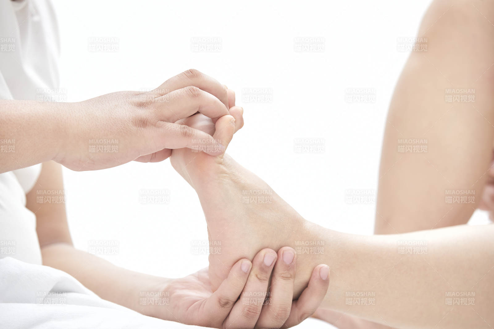 医生为患者进行足部检查图片