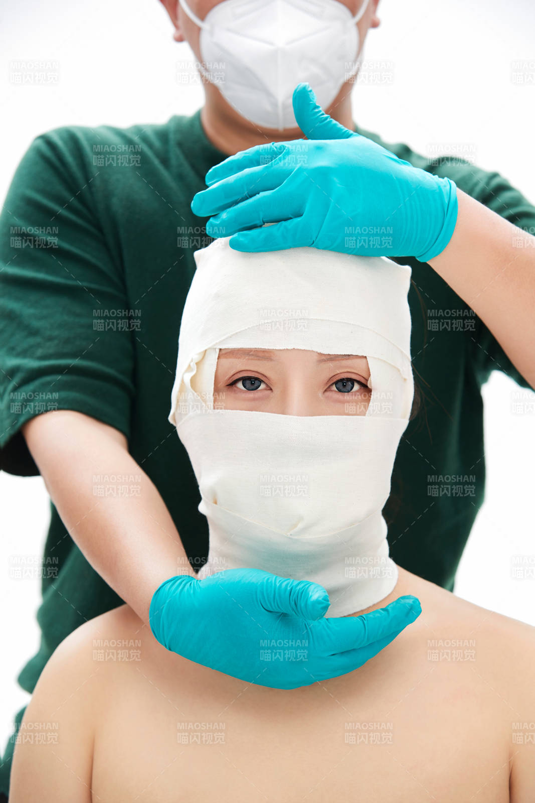 做面部注射整形的亚洲女士图片