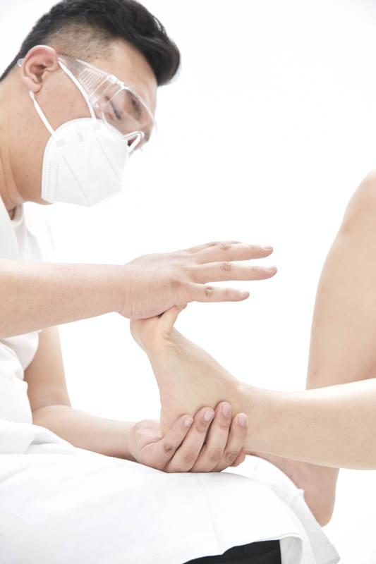 裸露的女性的足部特写图片