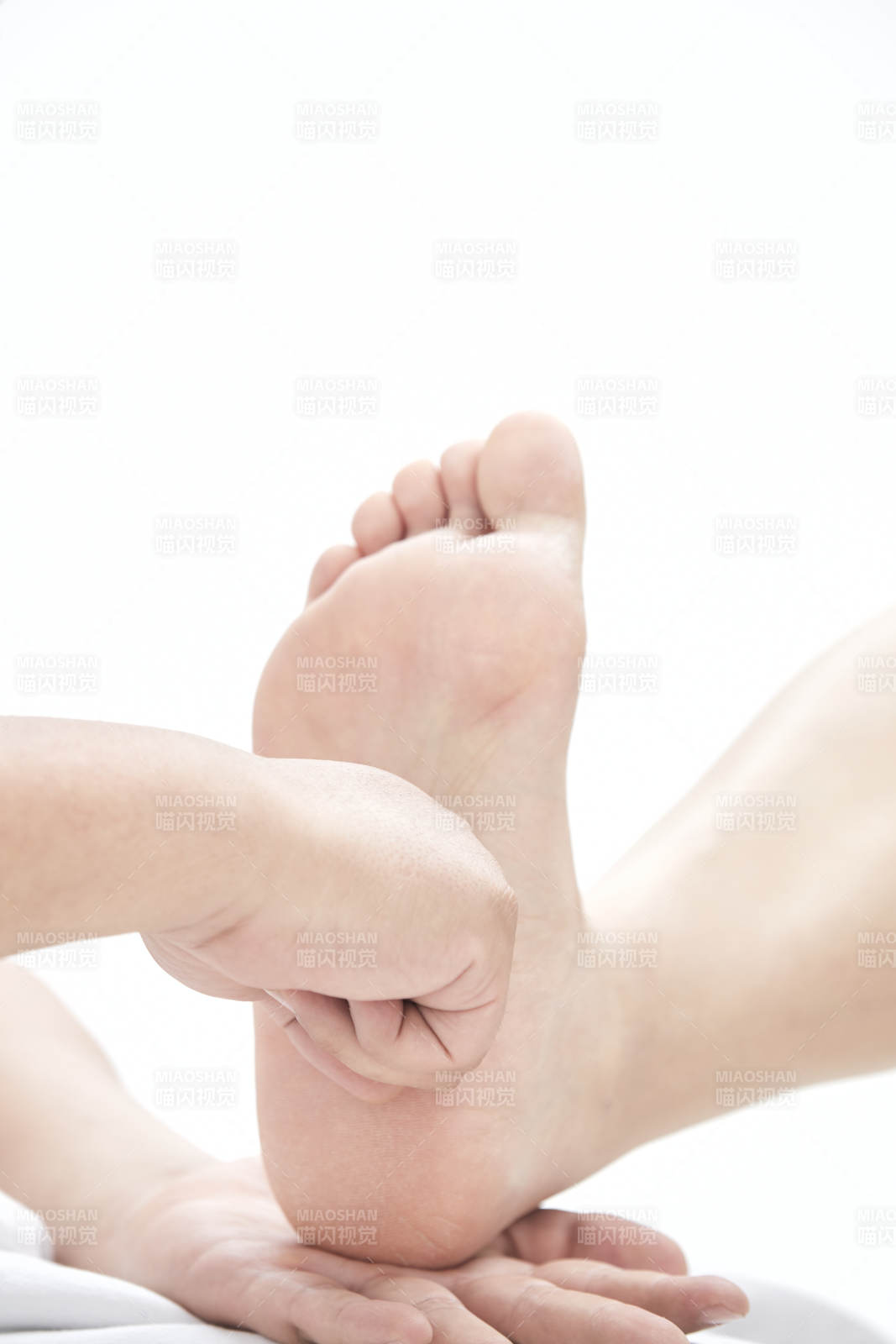 医生为患者进行足部检查图片