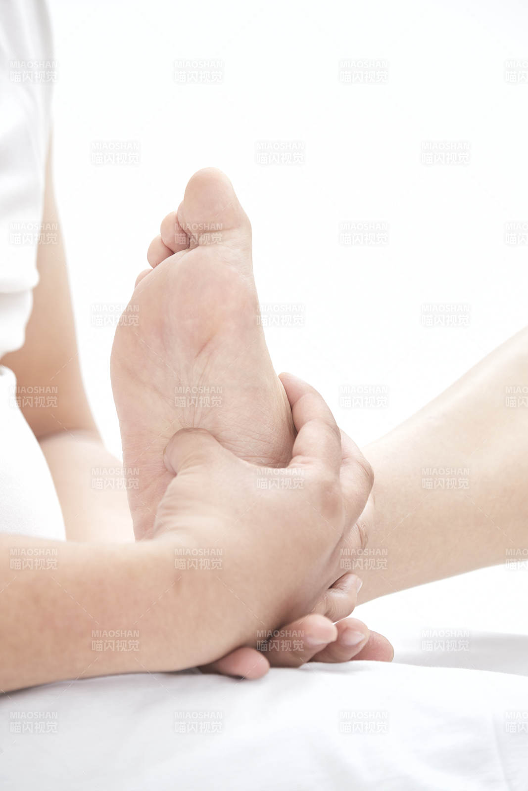 医生为患者进行足部检查图片