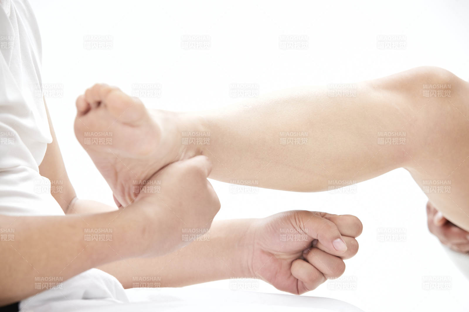 医生为患者进行足部检查图片