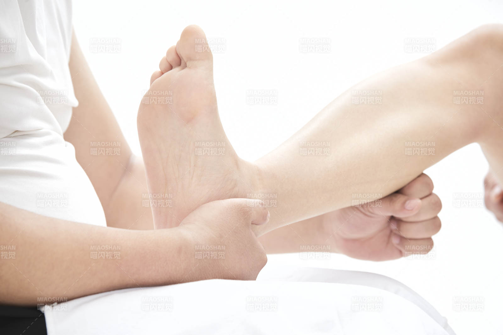 医生为患者进行足部检查图片