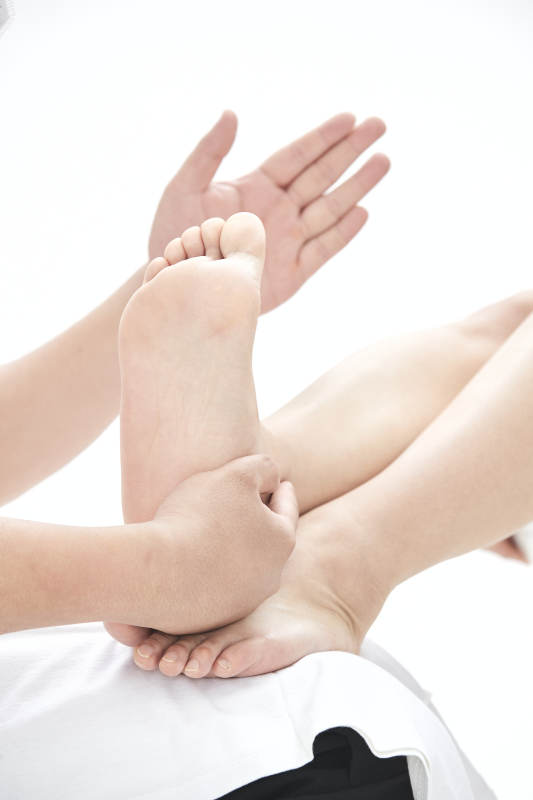 医生为患者进行足部检查图片