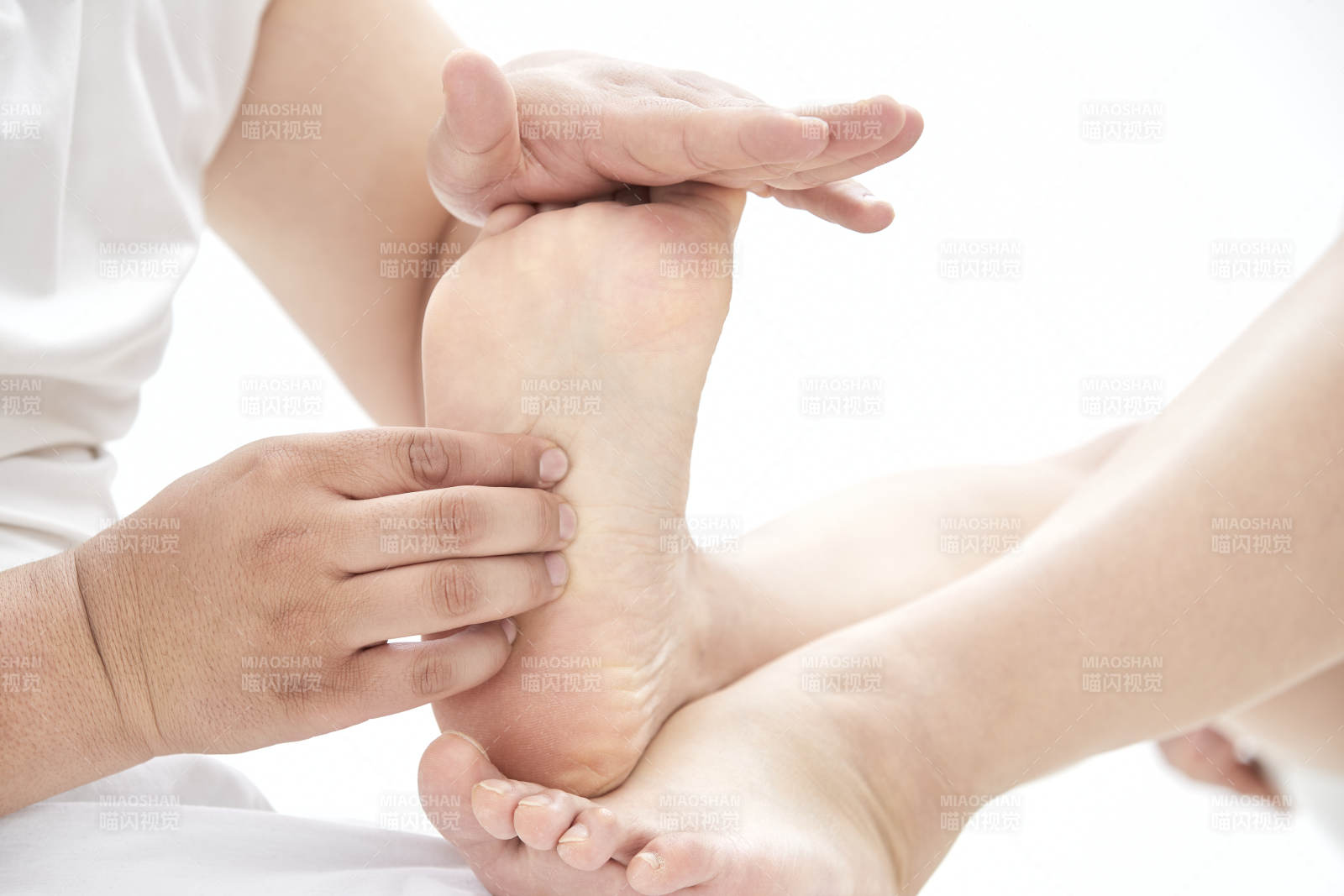 医生为患者进行足部检查图片