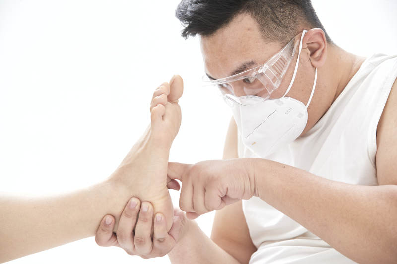 医生为患者进行足部检查图片
