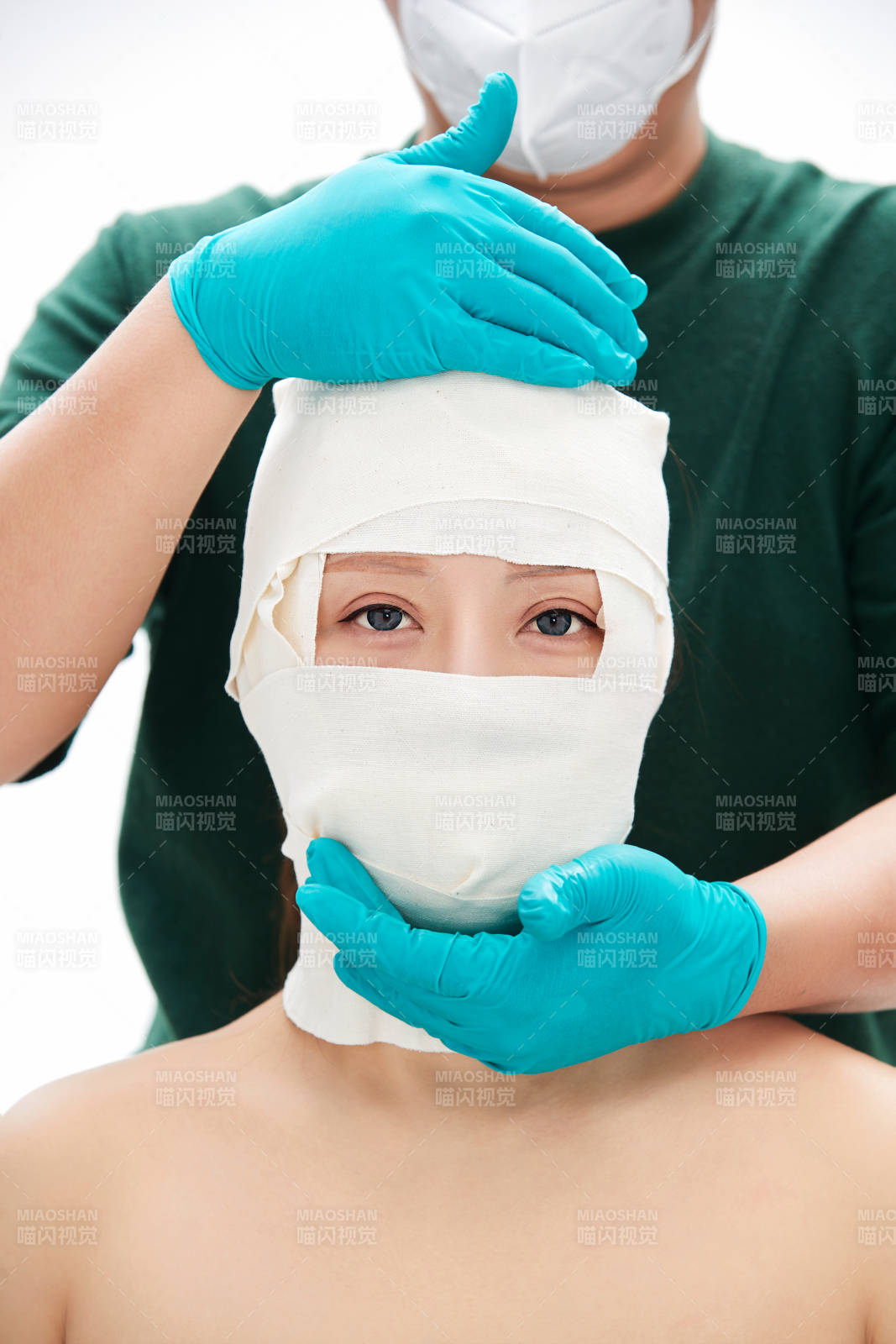 做面部注射整形的亚洲女士图片