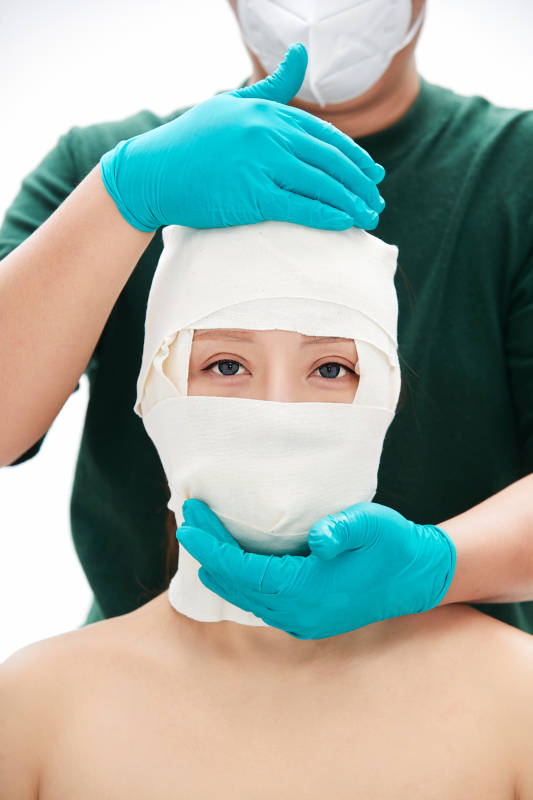 做面部注射整形的亚洲女士图片