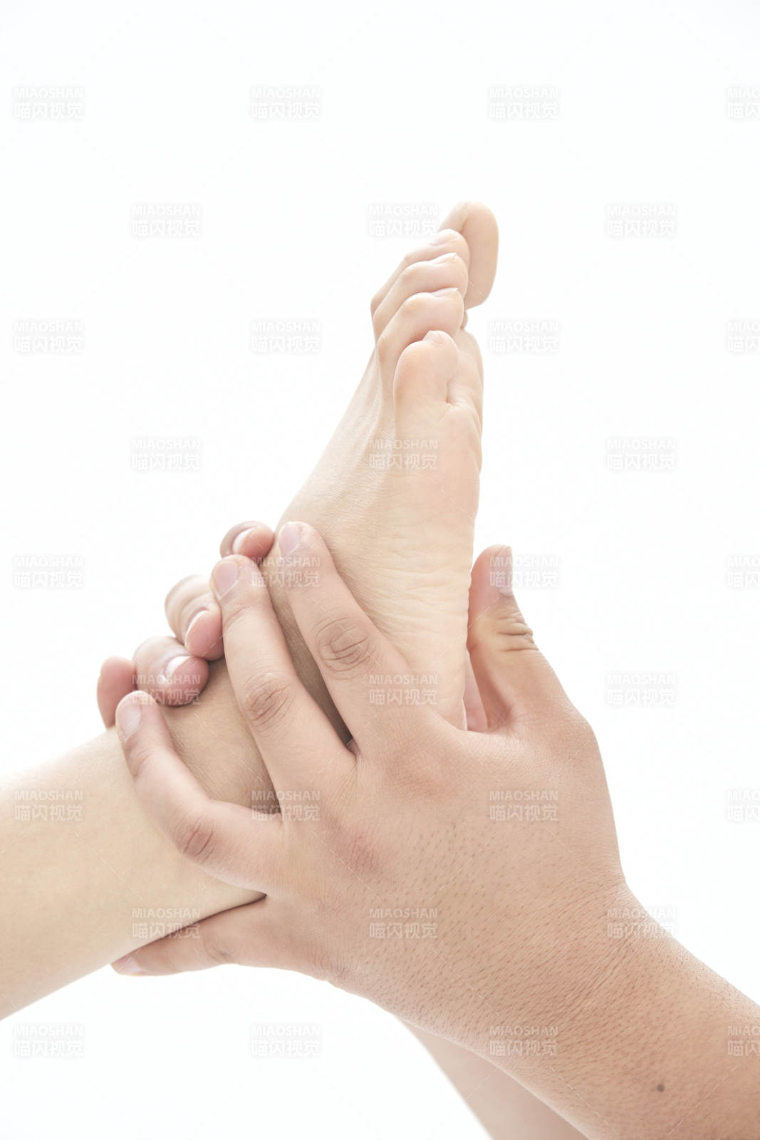 医生为患者进行足部检查图片