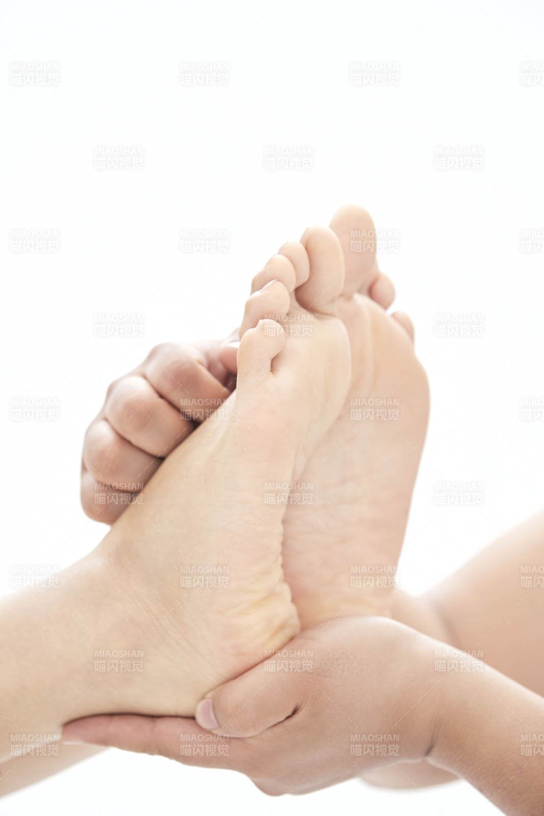 医生为患者进行足部检查图片