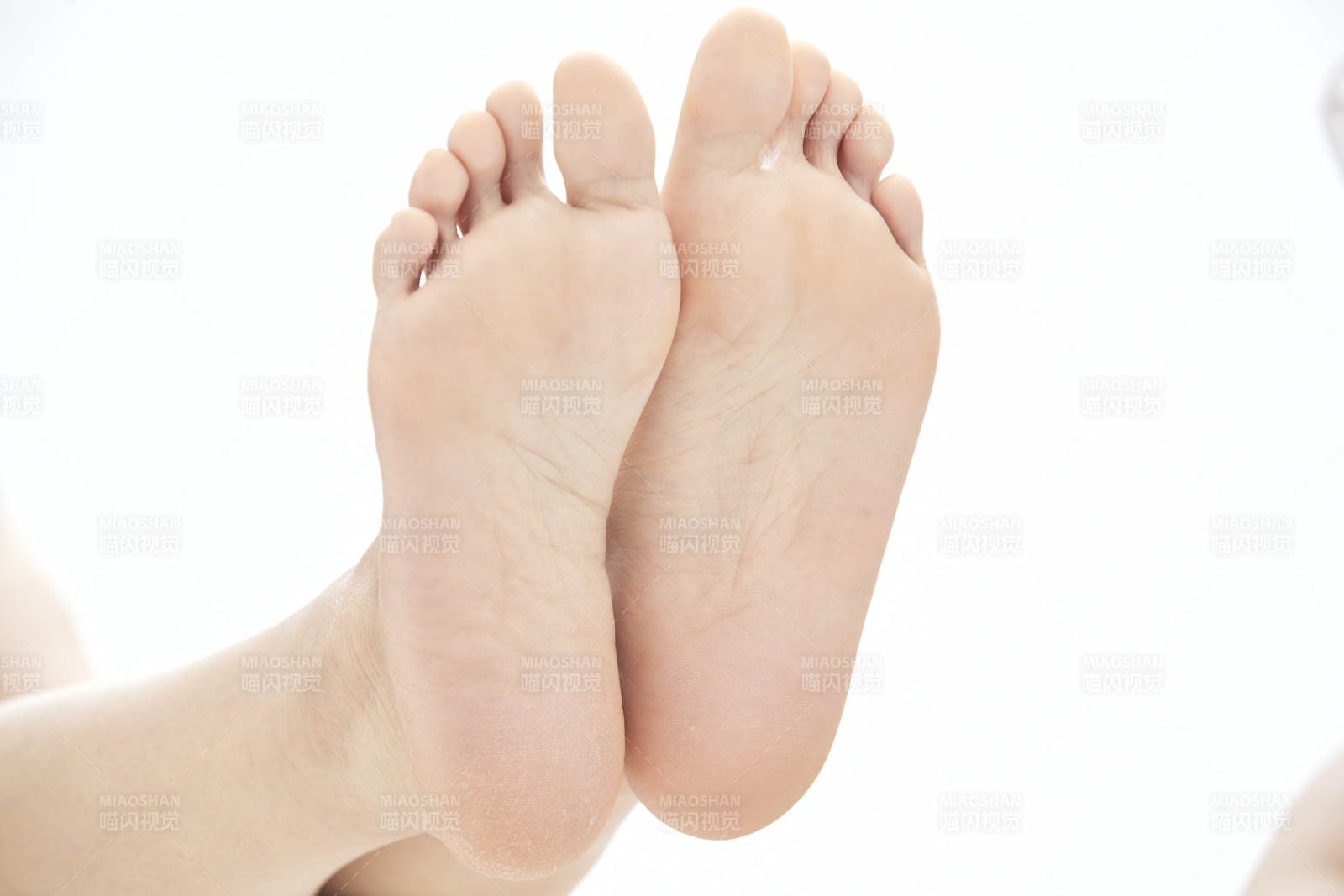 医生为患者进行足部检查图片