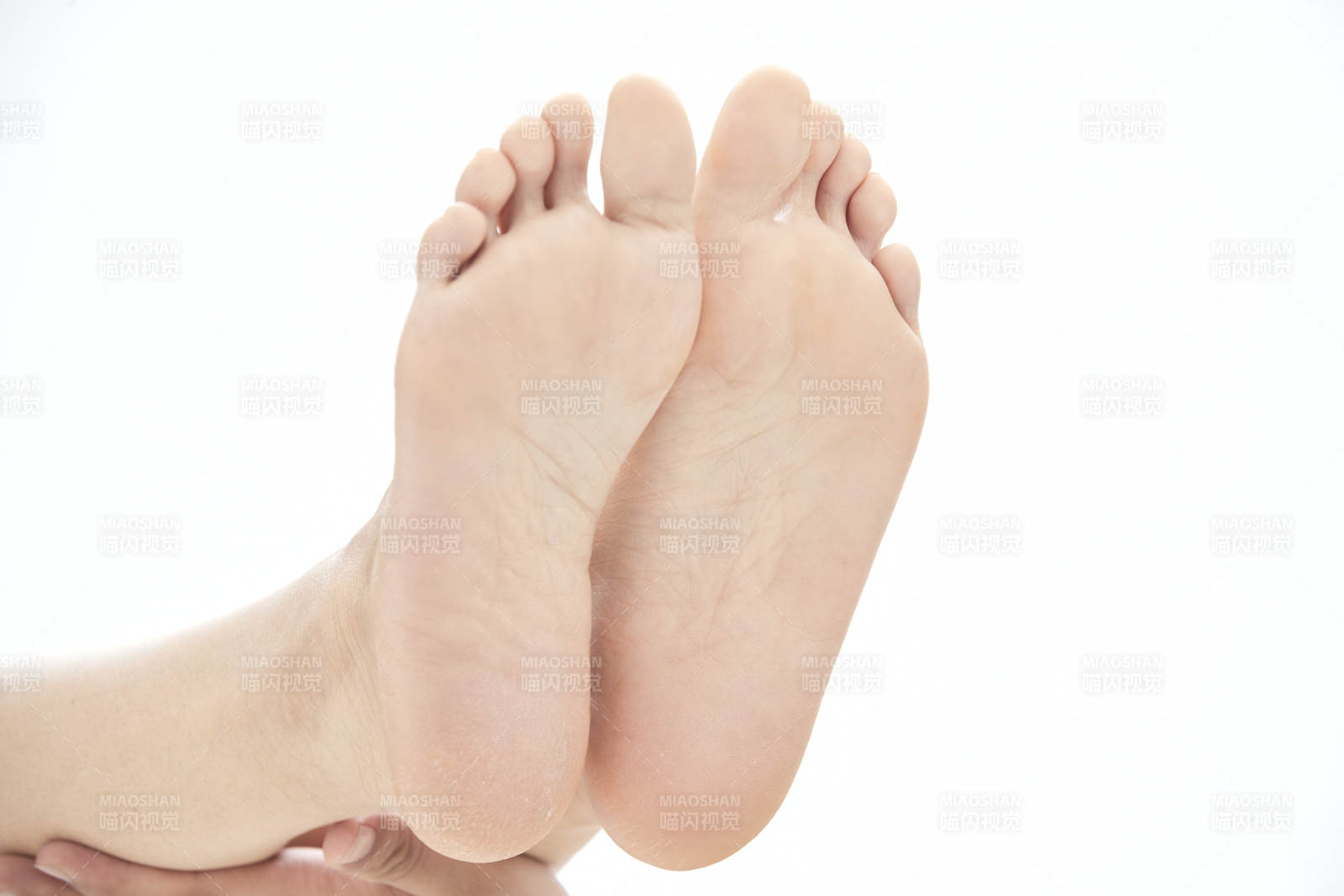 医生为患者进行足部检查图片