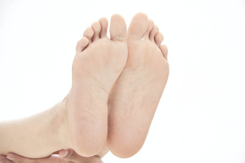 医生为患者进行足部检查图片