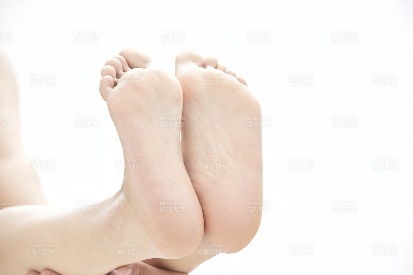 医生为患者进行足部检查图片