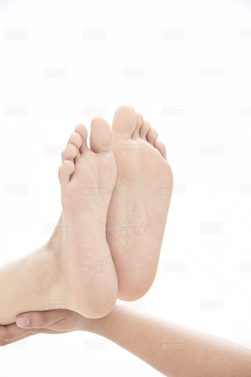 手法专业的足疗技师为客人服务图片