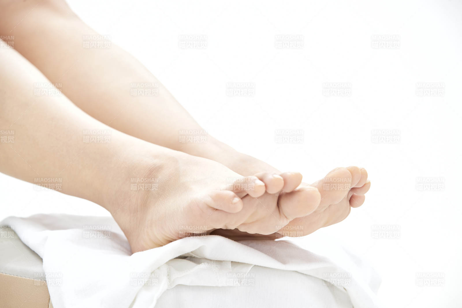 手法专业的足疗技师为客人服务图片