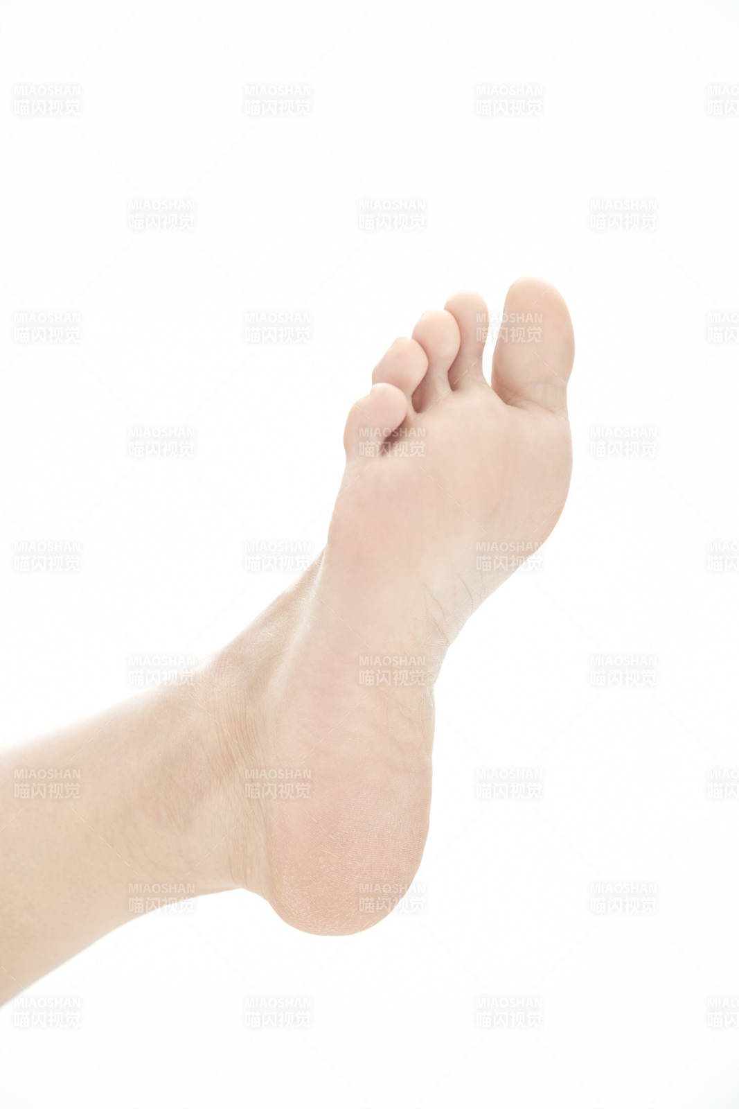 手法专业的足疗技师为客人服务图片