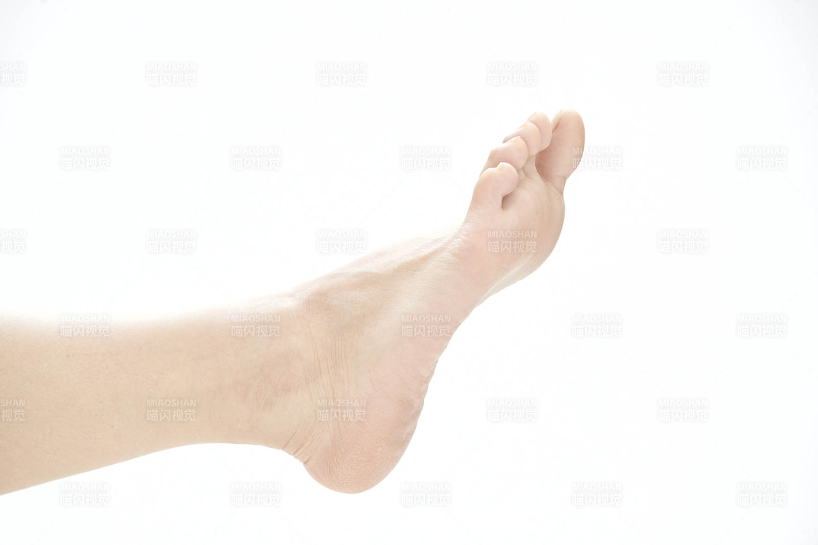 手法专业的足疗技师为客人服务图片