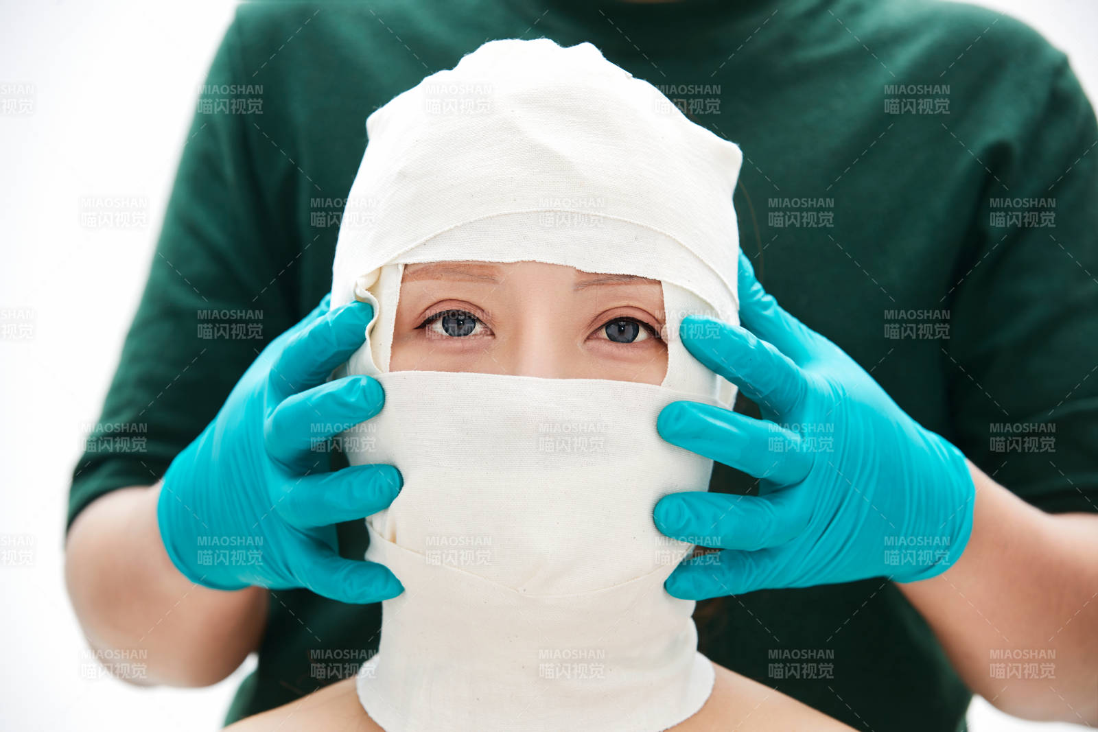 做面部注射整形的亚洲女士图片