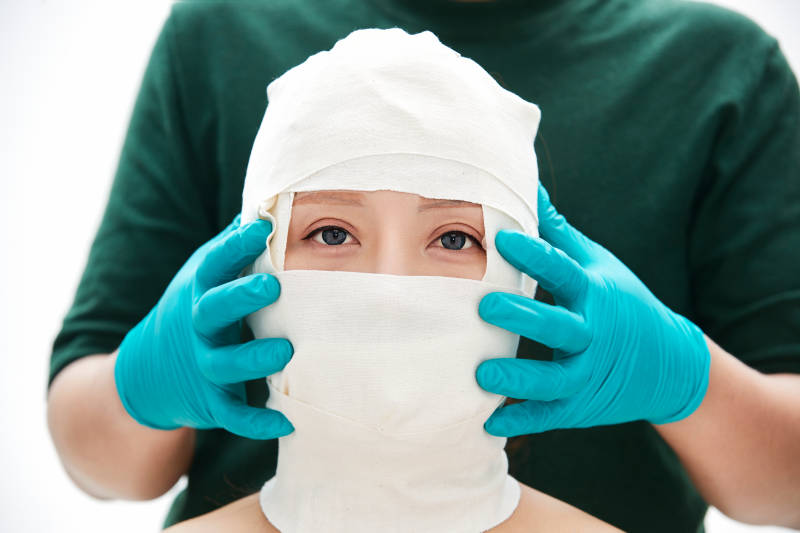 做面部注射整形的亚洲女士图片