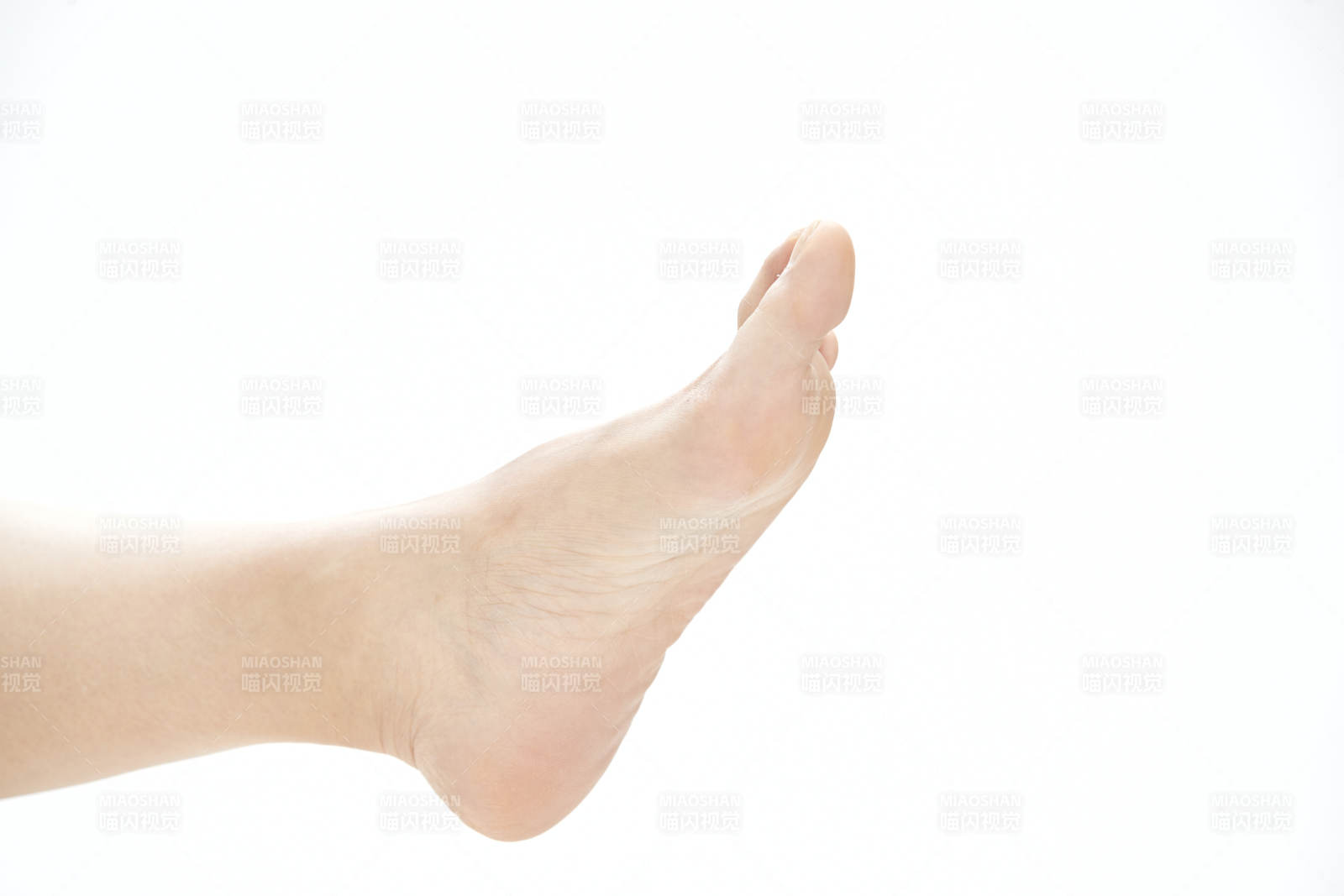 手法专业的足疗技师为客人服务图片