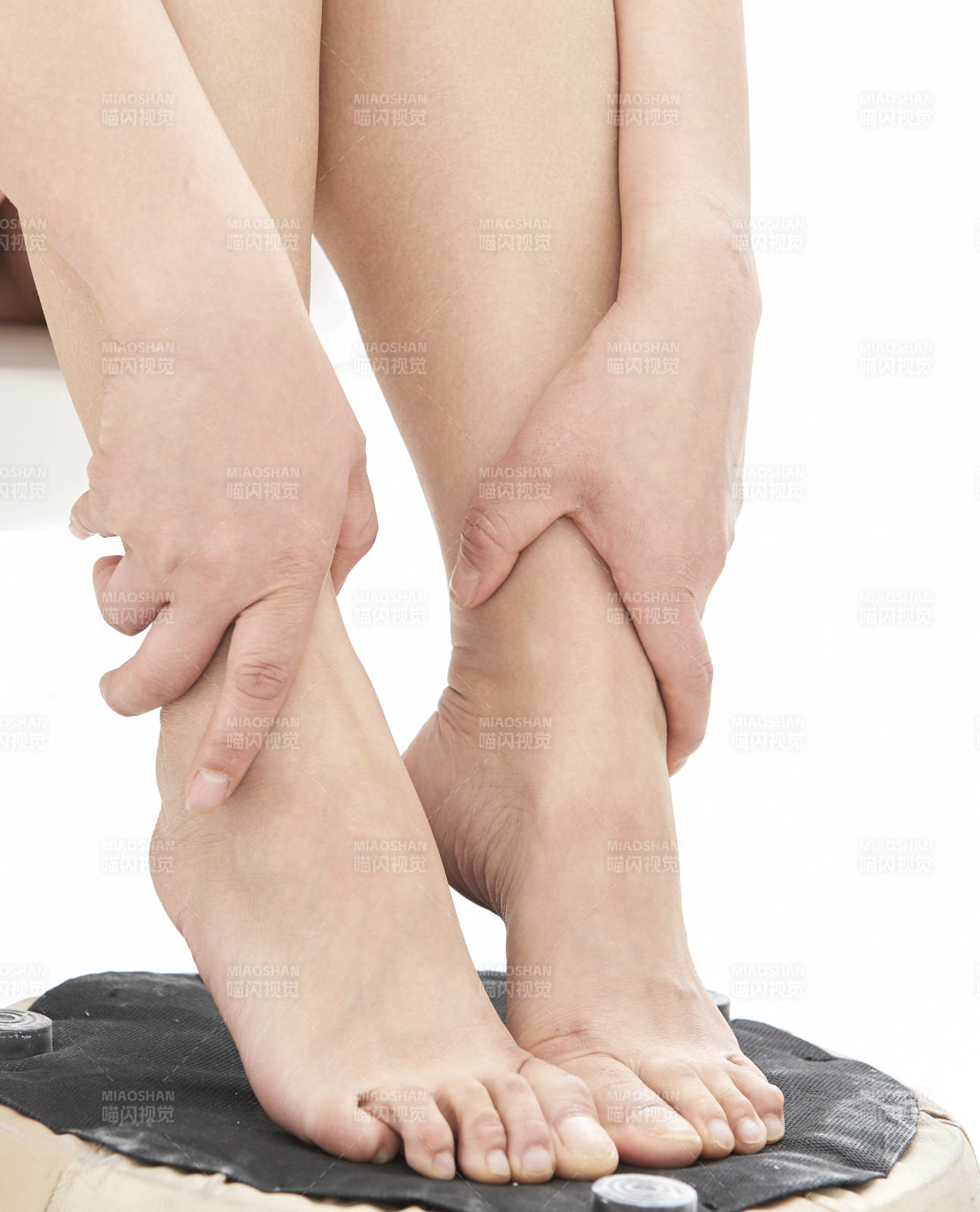 手法专业的足疗技师为客人服务图片