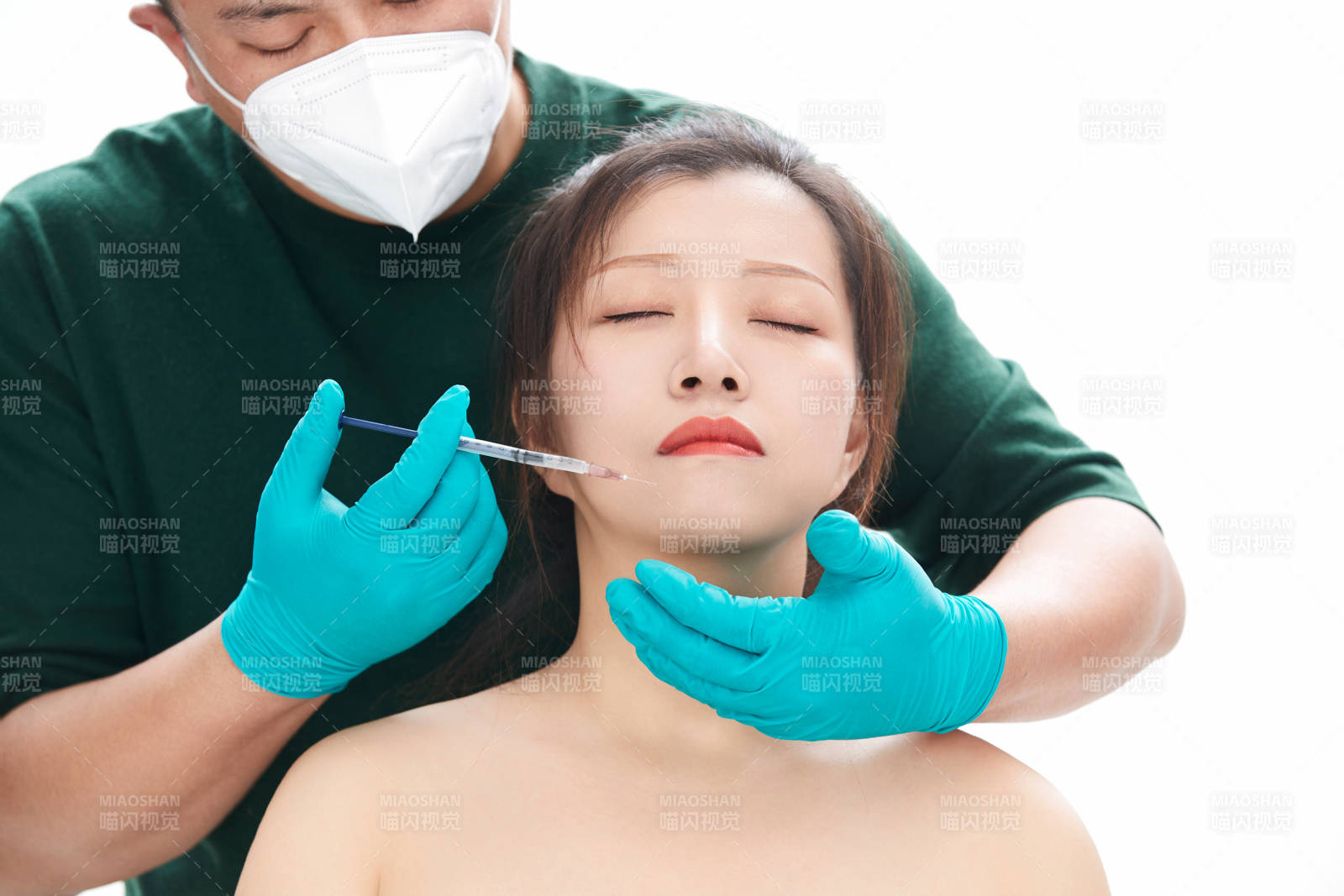 做面部注射整形的亚洲女士图片