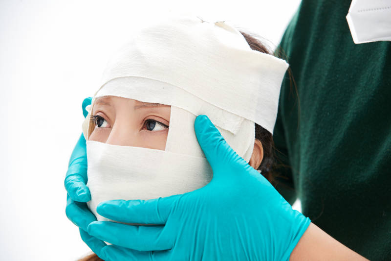 做面部注射整形的亚洲女士图片