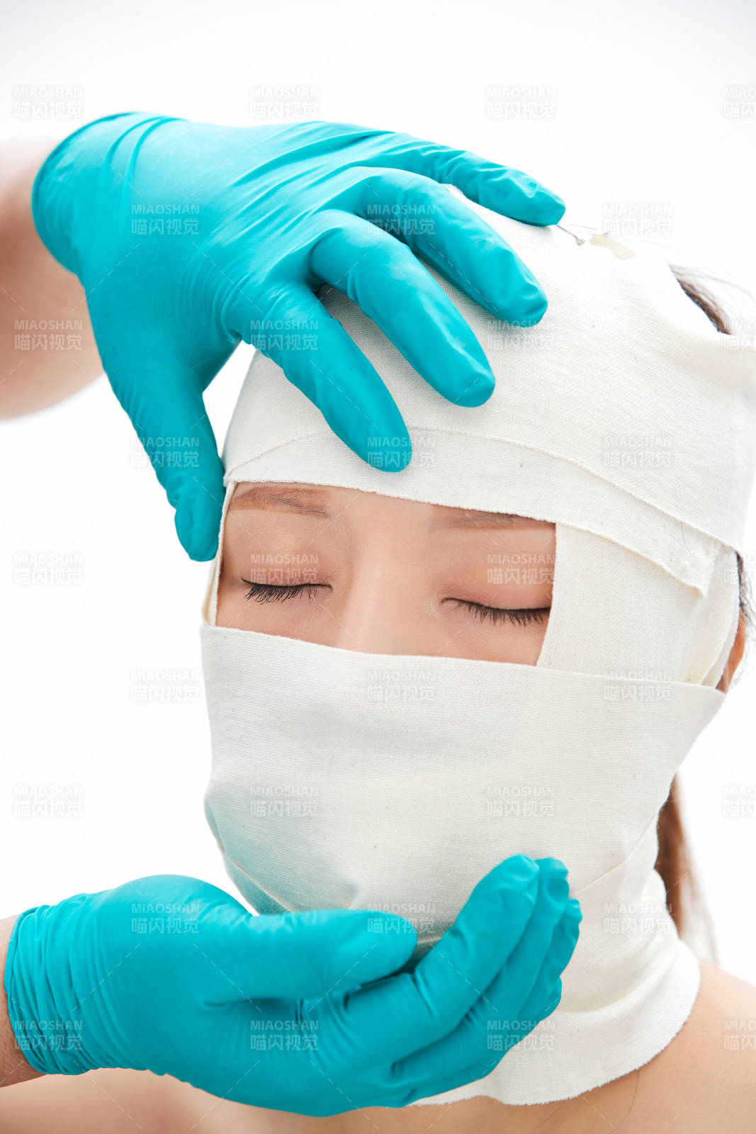 做面部注射整形的亚洲女士图片