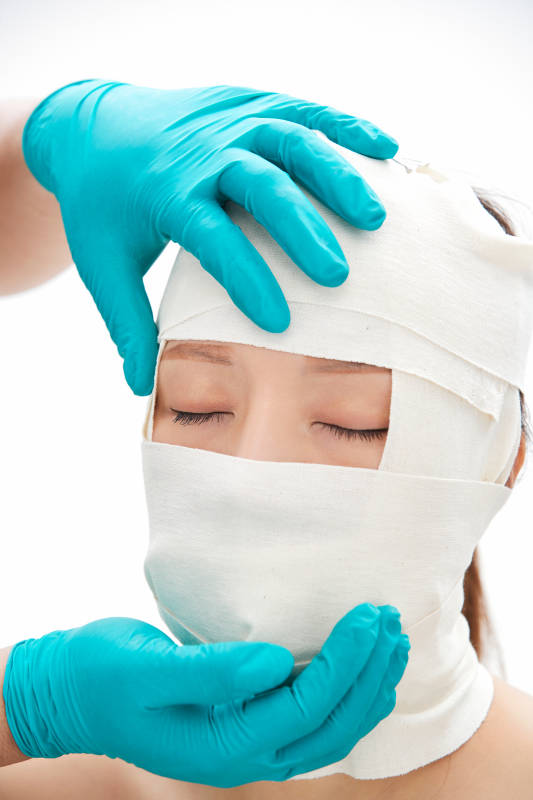 做面部注射整形的亚洲女士图片