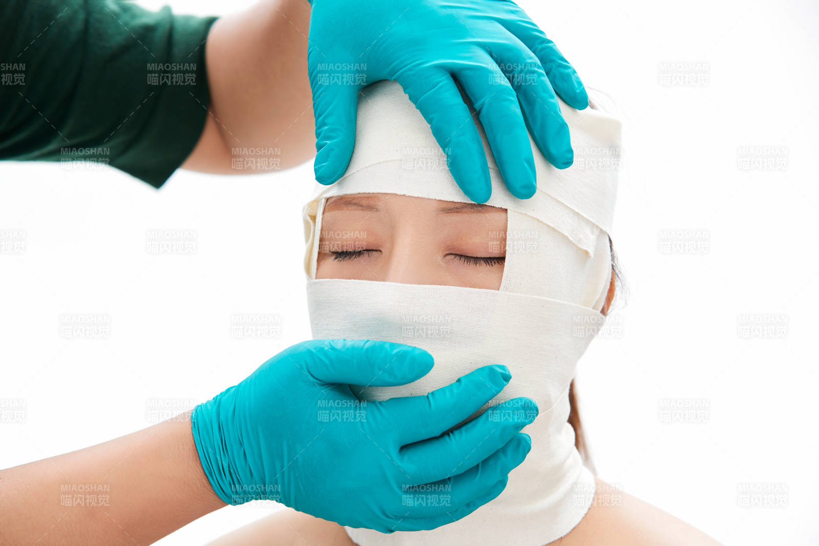 做面部注射整形的亚洲女士图片