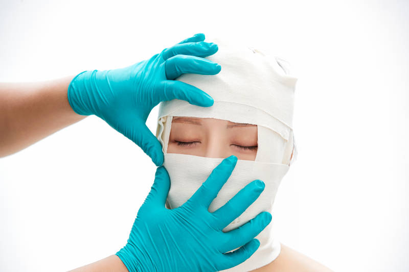 做面部注射整形的亚洲女士图片