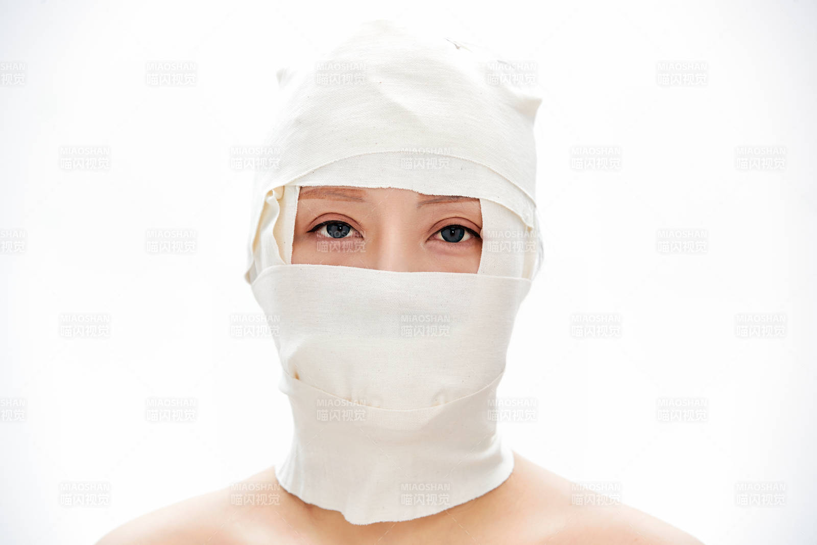 做面部注射整形的亚洲女士图片