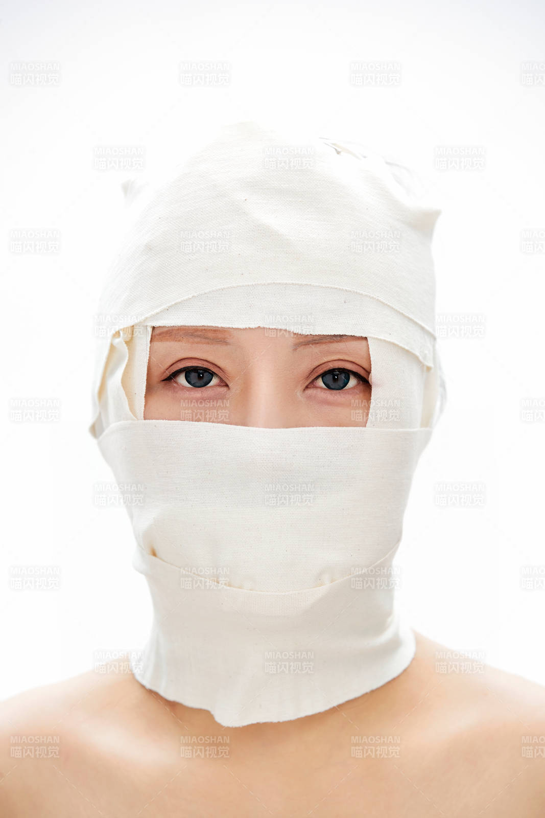 做面部注射整形的亚洲女士图片