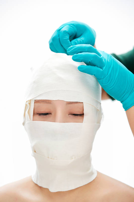 做面部注射整形的亚洲女士图片