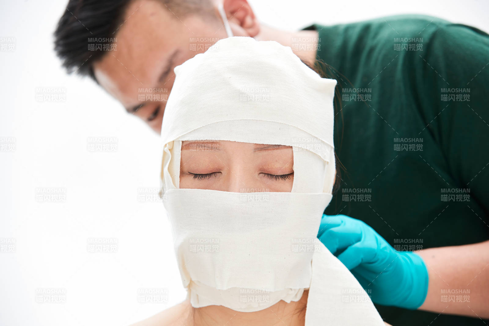 做面部注射整形的亚洲女士图片