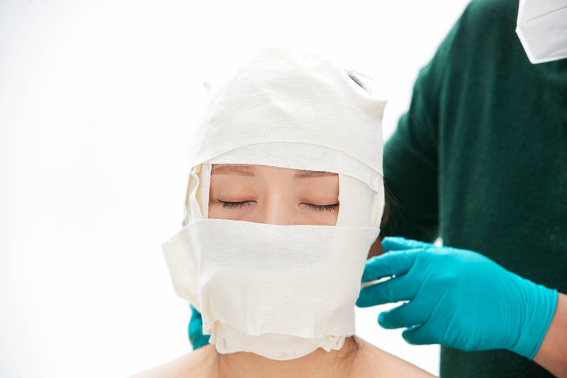 做面部注射整形的亚洲女士图片